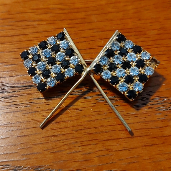 Checkered Flag Pin - Picture 1 of 3